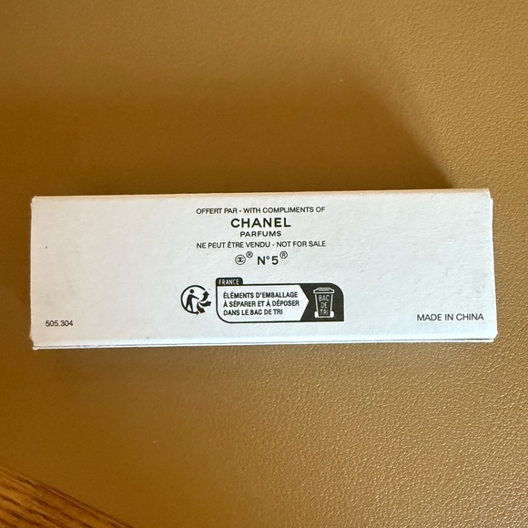 CHANEL N5 LIMITED EDITION L'EAU PARFUM KEYCHAIN - NEW - Picture 5 of 5